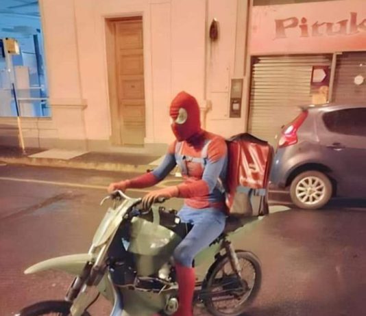 Le robaron la moto al Spiderman salteño