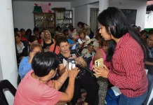 “Mayores conectados”, la exitosa propuesta que recorre los barrios salteños para romper la brecha digital