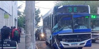 Salta: Chofer de un colectivo chocó contra un poste y dio positivo de alcohol en sangre