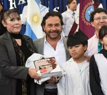 Sáenz inició la distribución de kits y manuales escolares en toda la provincia y reafirmó su defensa del federalismo
