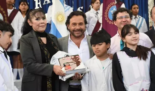 Sáenz inició la distribución de kits y manuales escolares en toda la provincia y reafirmó su defensa del federalismo