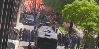 Trabajadores de FATE protestan frente a la Secretaría de Trabajo