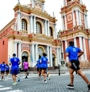 Miles de personas eligieron la ciudad de Salta para vivir la Medio Maratón New Balance