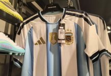 Crece la venta de camisetas argentinas en Salta rumbo al Mundial
