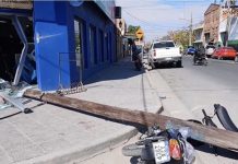 Camión derribó postes, dañó autos e incluso un comercio; lo demoraron a pocas cuadras