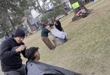 Improvisó una barbería para ayudar a su esposa con cáncer: la historia de Jessica y Rodrigo