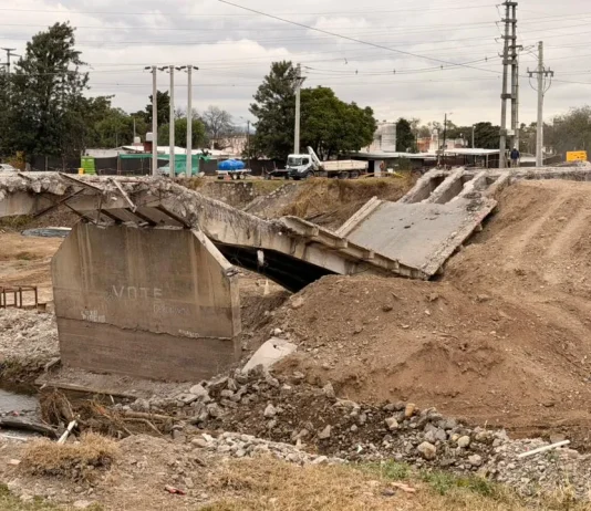 Comenzó la demolición de la estructura de hormigón del viejo puente de Santa Lucía