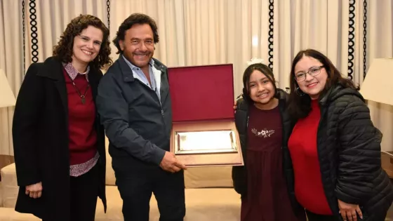 109686-el-gobernador-recibio-a-margarita-ponce-la-ninia-saltenia-que-gano-es-mi-suenio