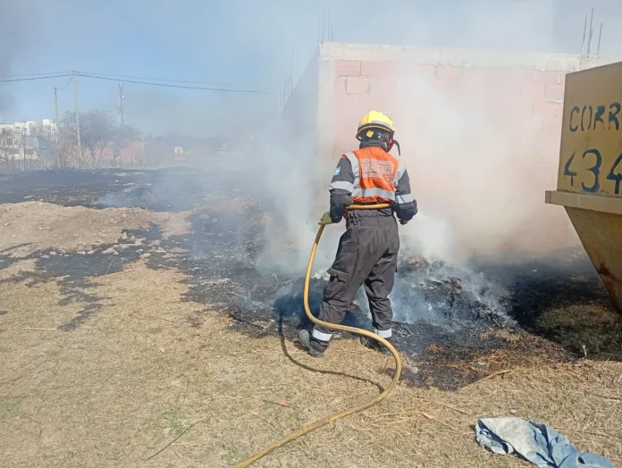 incendio-de-pastizales-en-zona-sur-3-1536x1156