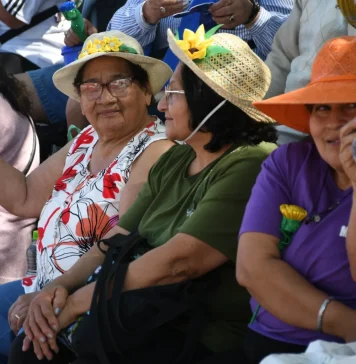 Mujeres de toda la ciudad se reúnen para dar la bienvenida a la nueva estación