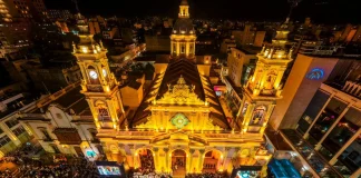 La ciudad renovó su Pacto de Fidelidad en una multitudinaria procesión del Milagro