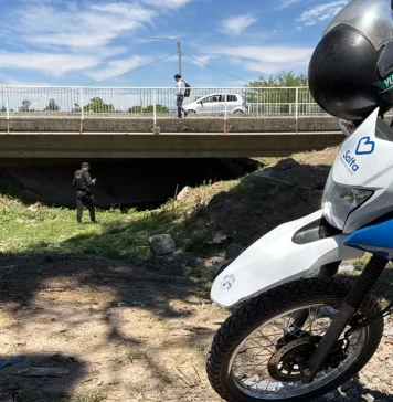 La Municipalidad y la Policía de Salta desalojaron una ocupación irregular bajo un puente