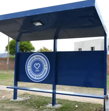 La Municipalidad de Salta instala nuevos paradores con iluminación solar en los barrios